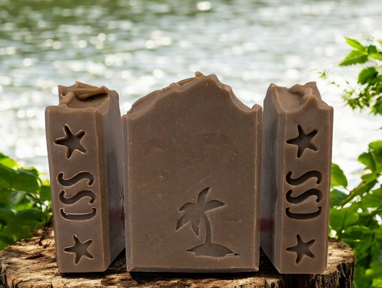 Handcrafted dark green soap with a palm tree stamped on the front of this harmonious, featuring the earthy fragrance of Patchouli with Hemp Oil and Kaolin Clay. It features a refined, understated Patchouli aroma, far from the overwhelming scent that may evoke memories of one's youth.