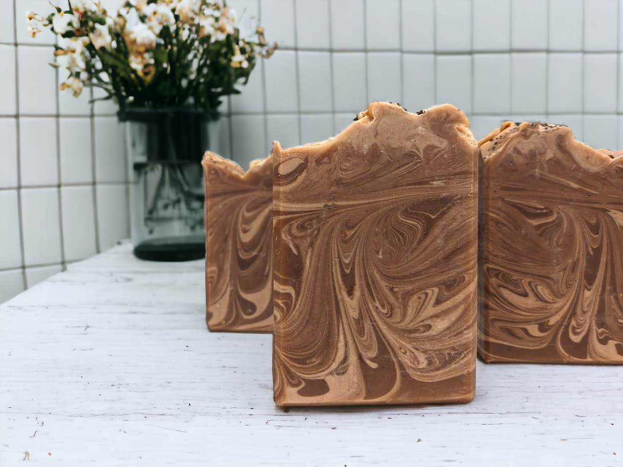 The perfect gift for the coffee lover in your life!!  Wake up their morning shower routine with Café au Lather! Gentle natural brown with delicate and creamy swirls, with a pinch of coffee grinds on top for a gentle exfoliation. An invigorating blend of real coffee and Fresh Brewed Coffee fragrance oil.