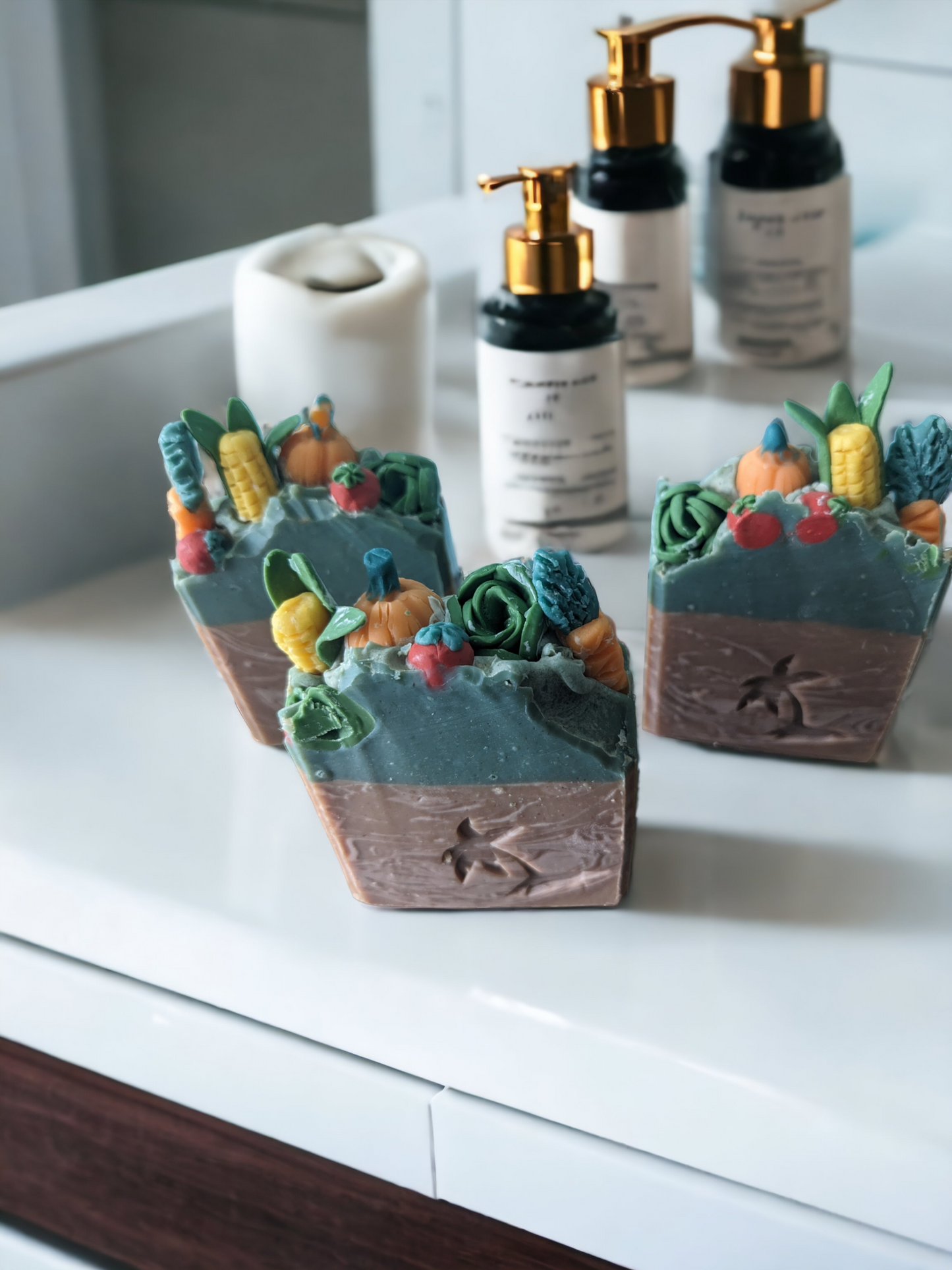 Let your garden shine! This luxurious, decorative soap is covered in vegetable decorations: Carrots, tomatoes, corn, pumpkin and lettuce - so you can bring a little bit of nature and your garden into your daily routine. The top is green and the bottom is a lighter brown with swirls. This soap is sure to add some freshness to your life! How does your garden grow? With pure joy, of course!