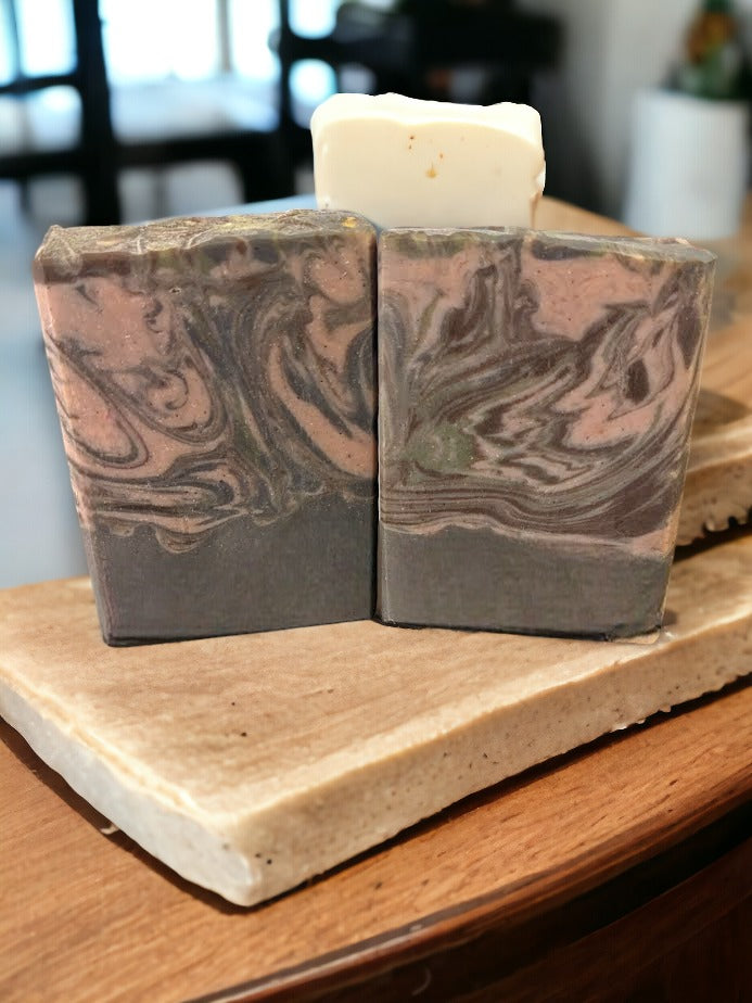 Bubbly bar of soap and its swirls of brown and green that'll have you dreaming of crisp air, a good read, a crackling fire, and your fave sweater! Embrace the cozy vibes of autumn and winter with this delightful bar!! Similar to BBW's Sweater Weather* scent.