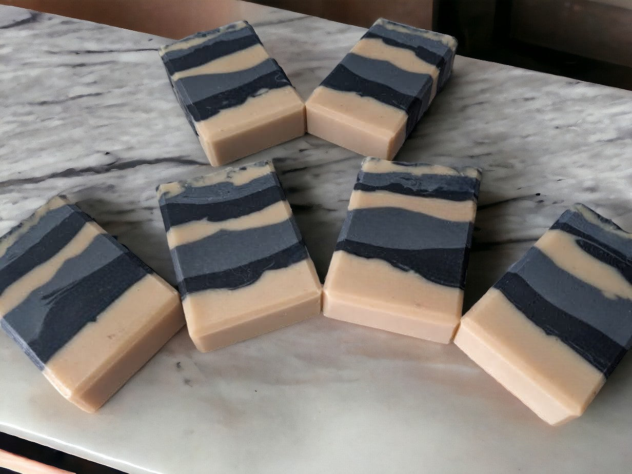 Experience the cozy comfort of a mountain cabin on a crisp day with this handcrafted bar soap featuring a flannel* fragrance. The layers of blue and cream add to the rustic atmosphere, making every shower a rustic getaway.  With top notes of bergamot and warm spice, middle notes of heirloom mahogany and jasmine, and base notes of soft musk, woods, and sweet vanilla, it's inspired by the BBW® fragrance.