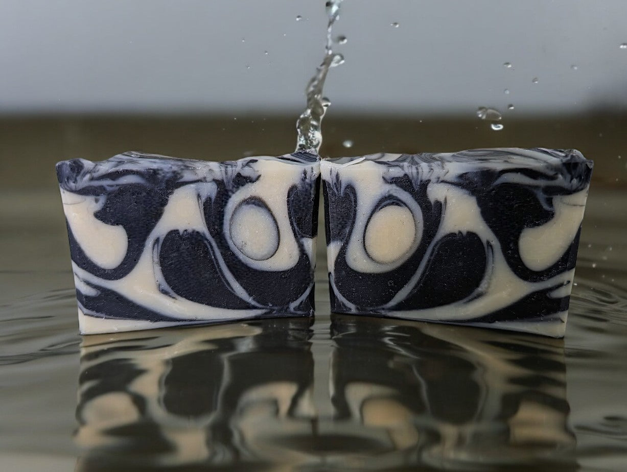 All natural and unscented black and white drop-swirl bar soap featuring Irish Sea Moss (chondrus crispus). It's an excellent option for those who are looking for an all-natural soap with ethically harvested and sustainable ingredients.