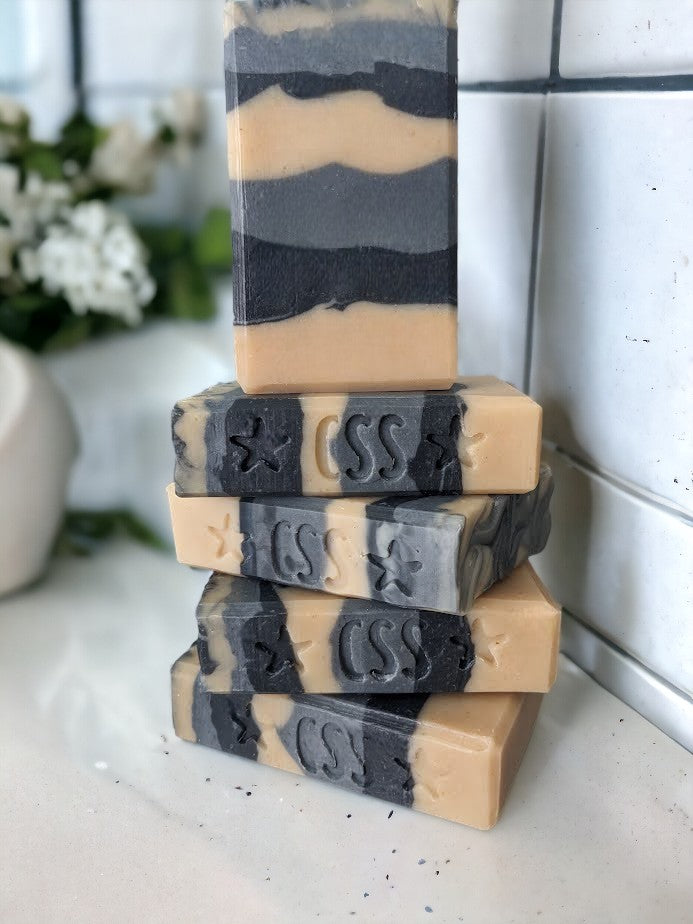 Experience the cozy comfort of a mountain cabin on a crisp day with this bar soap featuring a flannel* fragrance. The layers of blue and cream add to the rustic atmosphere, making every shower a rustic getaway.  With top notes of bergamot and warm spice, middle notes of heirloom mahogany and jasmine, and base notes of soft musk, woods, and sweet vanilla, it's inspired by the BBW® fragrance.