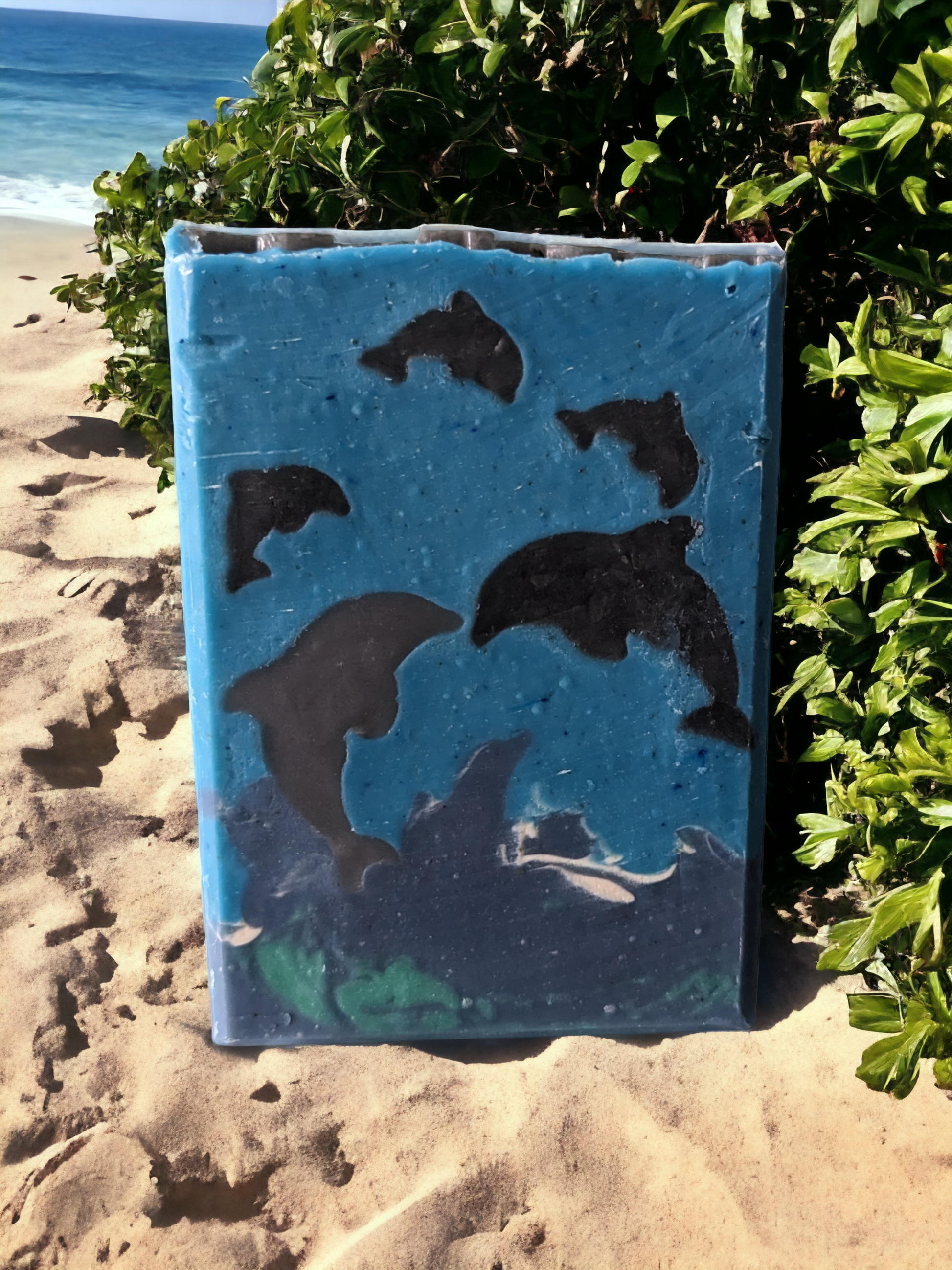 Our 'Flipper Frenzy' soap features jumping dolphins set against a sun-kissed sea, it will transport you to the sunny south.  Scented with 'Abalone and Sea' it will bloom to a fresh ocean scent with notes of daylily, sea spray, watery florals and musk. Our unique, handmade soap is perfect for bringing a touch of the beach and ocean or a Dolphin cruise to your shower. 