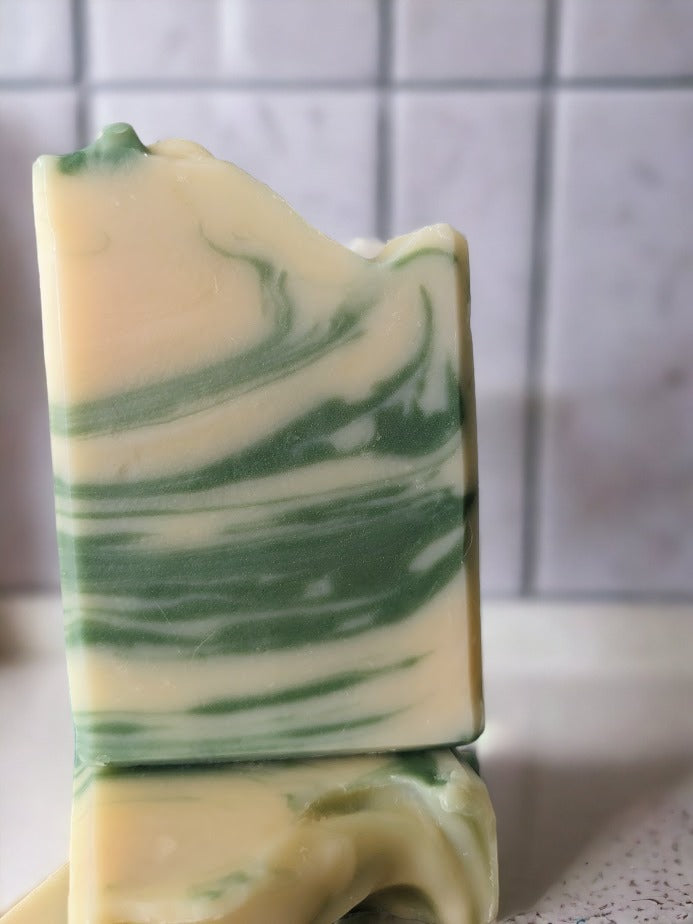 Our Luxurious everyday Tobacco and Bay Leaf bar soap is bursting with nourishing and skin-pampering goodies like mango, shea and cocoa butters! Loved by all, this delightful unisex Tobacco and Bay Leaf scent is a tantalizing mix of bay leaf, fir needle, cedarwood, bergamot, and tobacco. This simple, swirly design of cream and green will add zing to your shower - because who wants boring soap?